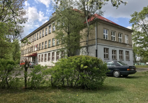 prawe skrzydło budynku szkoły