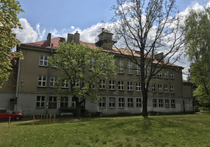 tył budynku szkoły z prawej strony