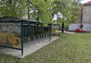 zadaszony parking rowerowy znajdujący się przy szkole