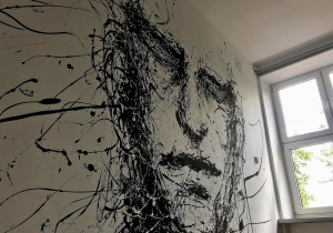 zbliżenie graffiti na tylnej ścianie jednej z klas