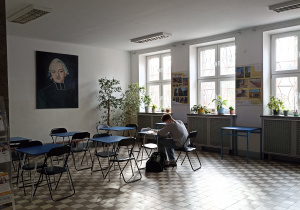 Hol przy wejściu ze stolikami dla uczniów